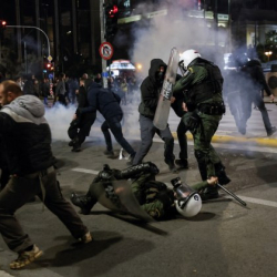 Сблъсъци между протестиращи и полицаи в Атина Полицията за борба