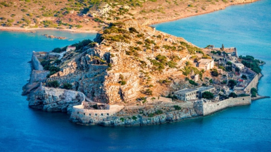 Малко гръцко островче обезсмъртено в награждавания роман Островът на Виктория
