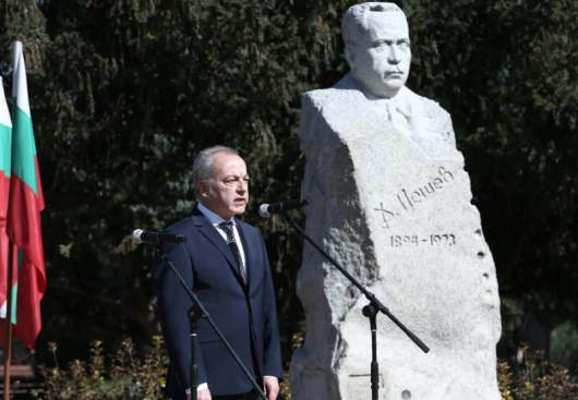 Днес свеждаме глава за да почетем паметта на достойни български
