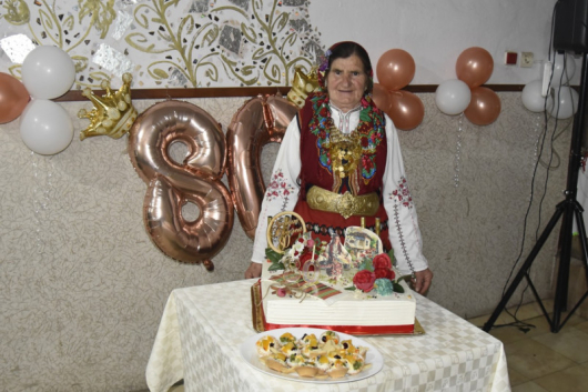 Честита да е Райна Гюрова Честит 80 годишен юбилей С