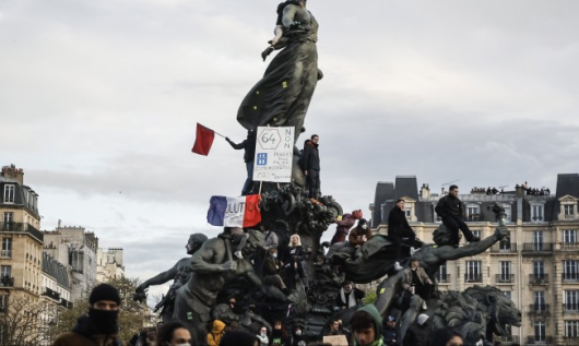 Облечени в черно демонстранти участващи в снощните протести в Париж