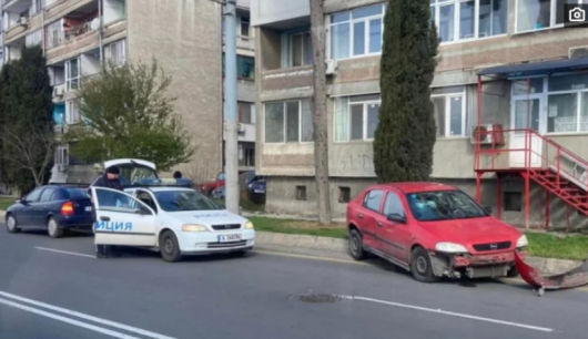 Лек автомобил Пежо с бургаска регистрация помете цивилен полицейски автомобил