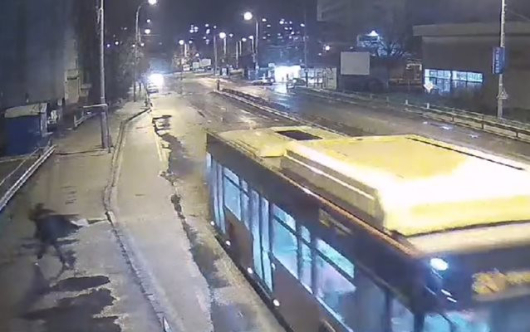 Мъж е хвърлил камък по автобус превозващ хора в Перник