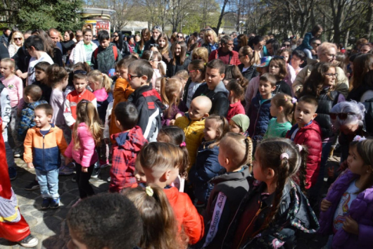 Стотици малчугани се събраха в Градската градина в Благоевград и