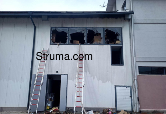 Пожар в офисна сграда и складово помещение в Благоевград Сигналът