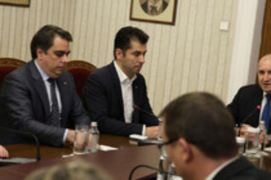 След срещата си с ГЕРБ СДС президентът Румен Радев продължи преговорите