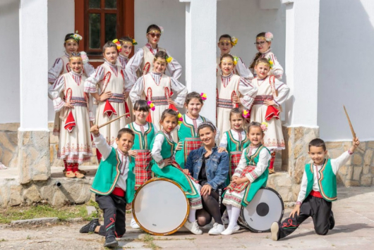 Фолклорният фестивал Фолклор с приятели в село Струма събра гости