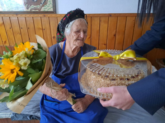 С красив букет и торта ръководството на Община Банско поздрави