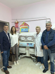 Семейство Георги и Емилия Григорови дариха вчера кувьоз за новородени