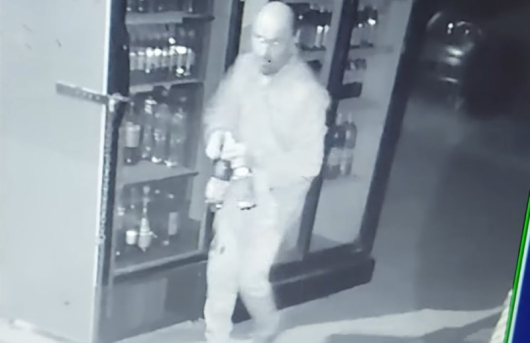 Охранителни камери заснеха крадец който снощи с трион разрязал верига