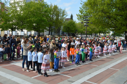 Деца от всички детски градини в Благоевград се впуснаха във