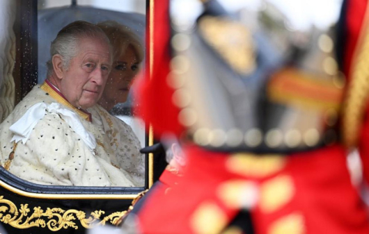 Крал Чарлз Трети и кралица Камила напуснахаБъкингамскиядворец със специалната кралска