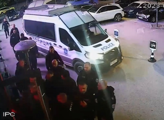 Безпрецедентен обиск на клиентив нощно заведение в Пловдив Полицията затвори