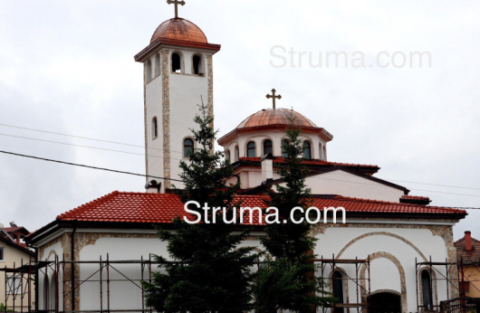 С нови медни куполи грейва величествено черквата в Струмяни навръх
