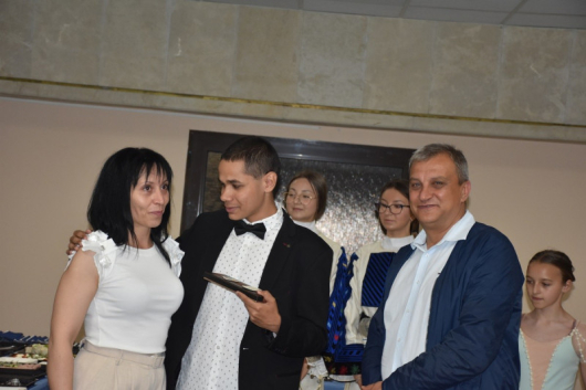 Община Благоевград организира абитуриентски бал за 18 годишния Георги който живее