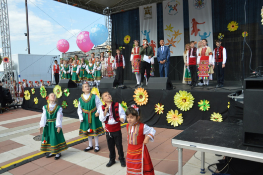 Кметът Илко Стоянов откри фолклорния детски фестивал Шарено цвете организиран