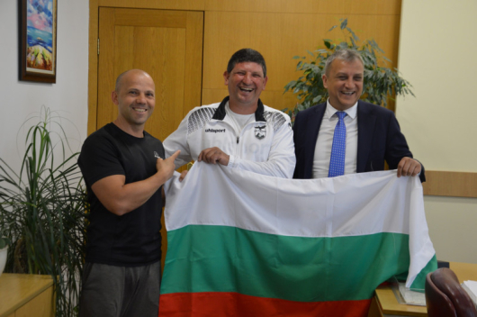 Кметът на Благоевград Илко Стоянов му подари българското знаме с