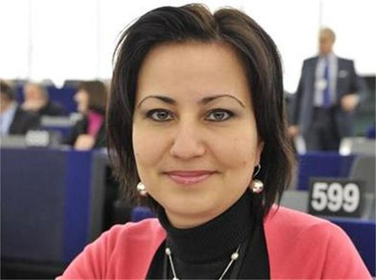 Илиана Иванова е политик и икономист член на Европейската сметна