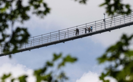Най дългият неподдържан пешеходен висящ мост в света стоманена конструкция