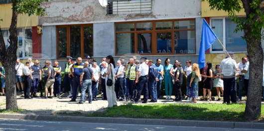 Служители на МВР излязохана протест пред сградата на Областната дирекция