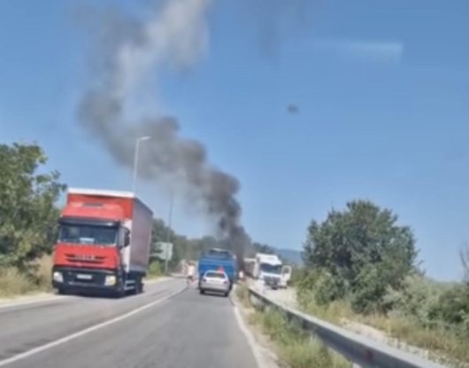 Камион се запали при къговото кръстовище край благоевградското Зелен дол