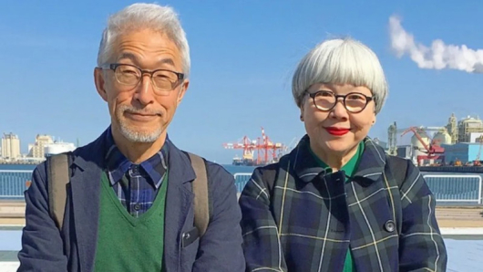 Японска двойка на около 60 години с побеляла коса и
