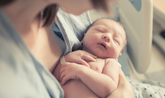 Нова мода при цезаровото сечение: Майките сами вадят бебетата от утробата си