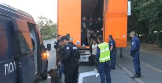 Полицията в Бургас залови тир пълен с нелегални мигранти Превозното