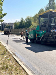 Община Разлог извършва частично асфалтиране на пътя към местността Бетоловото обработка на