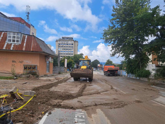Служители на ОП Чистота към Община Благоевград почистват калните наноси