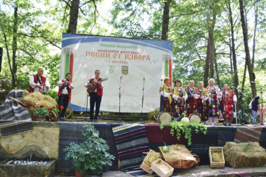 Регистрацията за Фолклорния фестивал Песни от извора 2023 г който