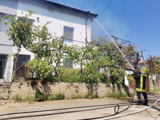 Къща се запали в благоевградското село Зелен дол. Огънят унищожи