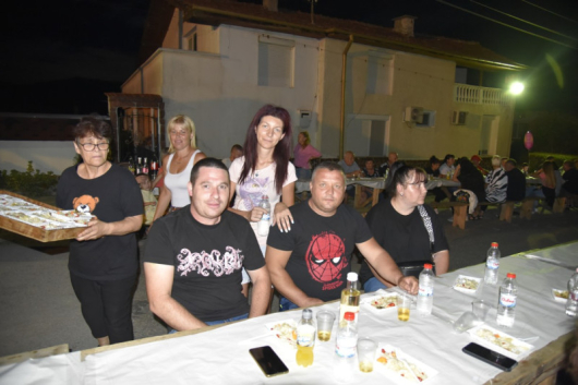 Стотици кукери приятели и жители на село Крупник споделиха общия