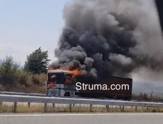 ТИР се запали преди минути на магистрала Струма край отбивката
