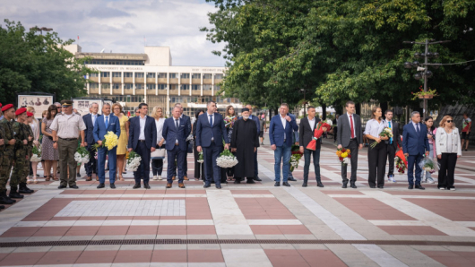 Кметът Илко Стоянов сведе глава пред паметната плоча на загиналите