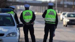Пътни полицаи извършват проверки на уличните маркировки по основни кръстовища