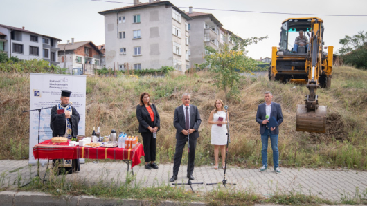 С официална церемония и първа копка кметът Илко Стоянов постави