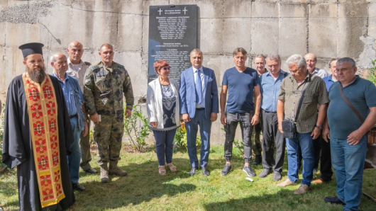 Плоча в памет на загиналите воини от село Покровник бе
