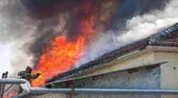 При пожар изгоря покрив на къща в благоевградското село Долно