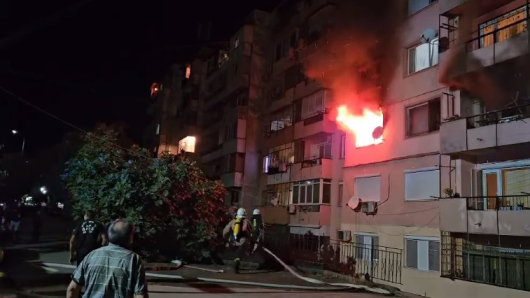Пожар горя жилище в блок в петричкия квартал Изток тази
