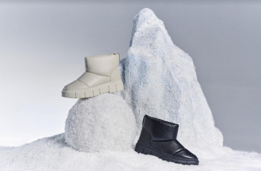 Обувките за сняг са готини масивни и обгръщат крака ви