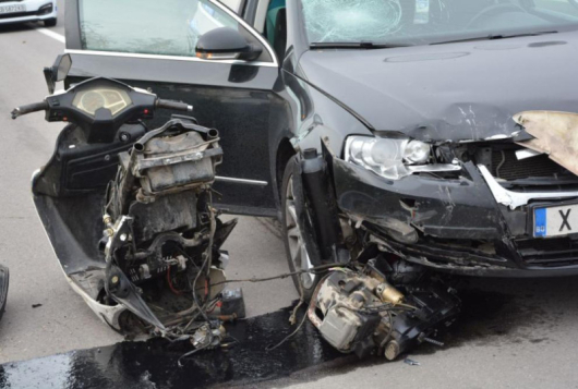 Моторист пострада тежко при сблъсъкс автомобил по пътя Хасково Димитровград Произшествието е