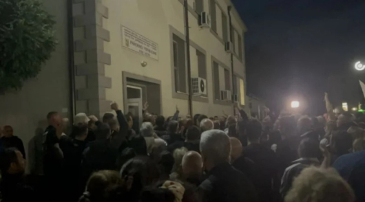 Протестиращи граждани са обсадили районното управление на полицията в Нова