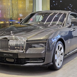В средата на месец май Rolls Royce официално представи своя първи