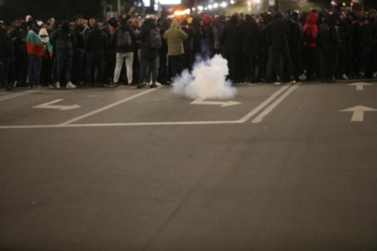 Ескалира протестът на футболните фенове след като тезапочнаха да обстрелват