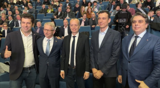 Кметът Методи Байкушев приветства съпартийците си Национален партиен съвет на Продължаваме
