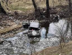Шофьор падна с колата си в реката на пътя Якоруда-