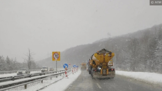 45 снегопочистващи машини почистват Републиканската пътна мрежа в Благоевградска област.