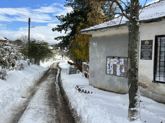 Обстановката в Благоевград след падналия сняг продължава да е сложна.