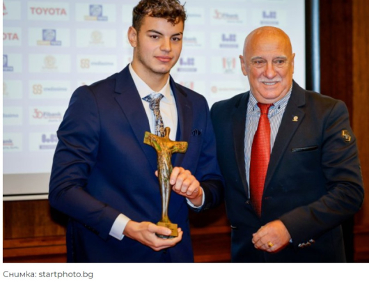 Плувецът на ПК Вихрен Петър Мицин получи наградата Спортен Икар на